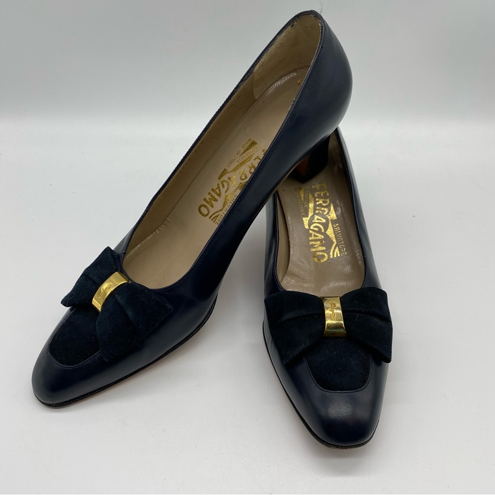 Salvatore Ferragamo Vintage Navy Blue Pumps Classic Minimalist 8 AAAA